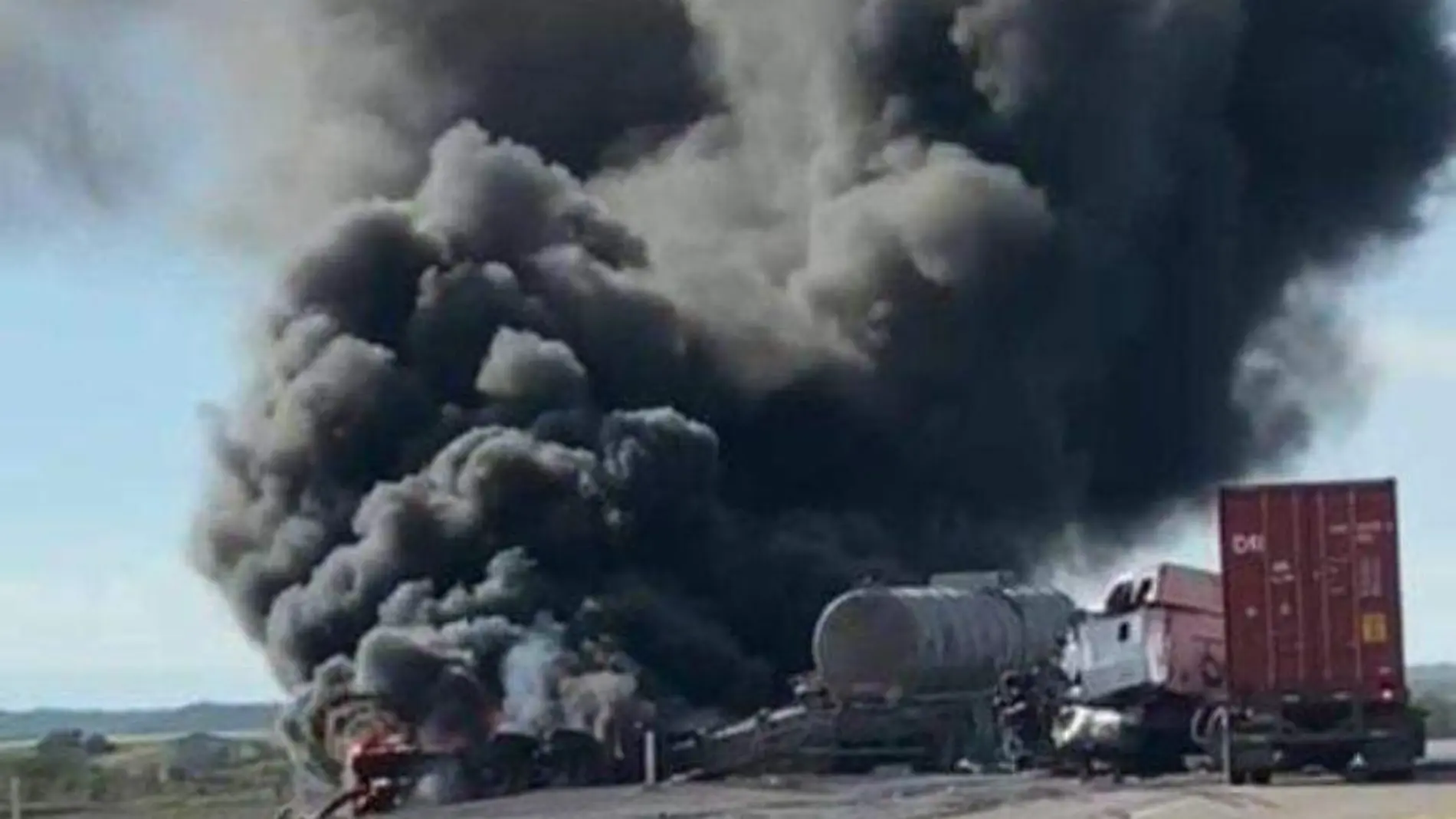 Choque entre tráileres deja incendio en carretera de Tamaulipas  